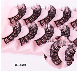 Close-up detail of DD-038 synthetic curly false eyelashes on a pink wavy tray