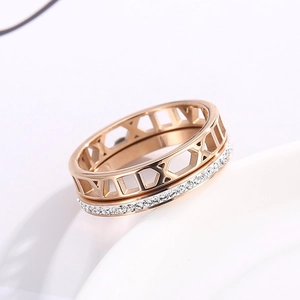 Détail macro de bague or rose avec chiffres romains et pavage de strass scintillants