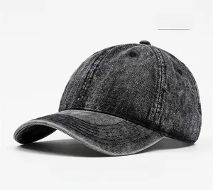 Dettaglio del berretto in denim nero lavato con texture vintage e cuciture rifinite