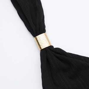 Détail du tissu côtelé noir avec décoration élégante en anneau de métal doré chic