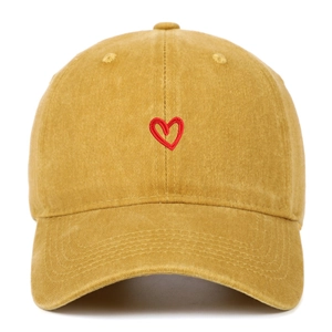 Vista frontale del ricamo a cuore rosso su un cappello da baseball giallo vintage