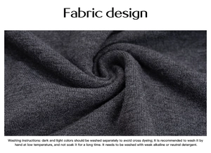 Gros plan sur la texture du tricot gris foncé Y2K avec instructions de lavage détaillées
