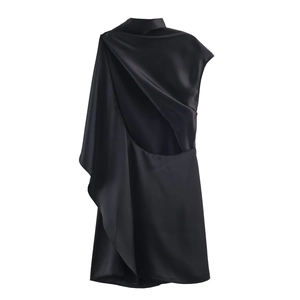 Mini robe élégante en satin noir avec licou asymétrique et détail drapé sur le côté
