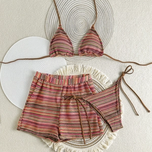 Detailansicht eines gestreiften dreiteiligen Bikini-Sets mit passenden Strandshorts