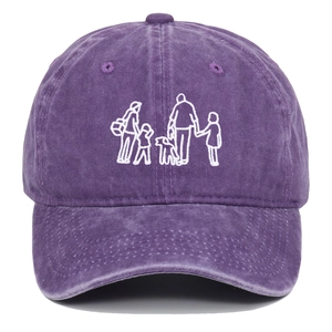 Casquette de baseball violette en coton délavé avec broderie silhouette famille et chien