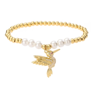 Bracelet colibri doré avec perles blanches et pendentif serti de zircons