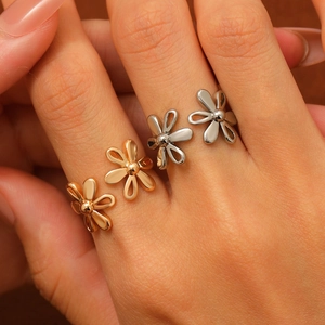 Minimalist open floral rings in gold and silver finish featuring hollow daisy patterns