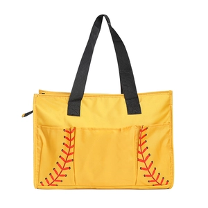 Dettaglio della borsa tote in tela gialla con tasche stile baseball e manici neri