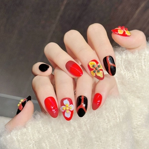 Faux ongles amande faits main rouge et noir avec relief floral et fini brillant