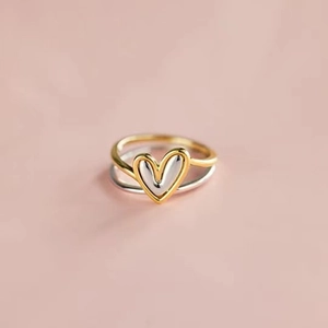 Macro shot of s925 silver heart ring featuring dual-tone gold and silver finish