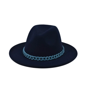 Detail eines dunkelblauen Wollhutes mit stilvollem himmelblauem klobigem Kettendesign