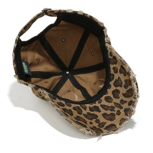 Vue détaillée de l'intérieur de la casquette léopard avec structure à six panneaux et boucle