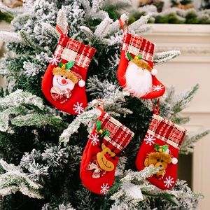 Détail de quatre mini chaussettes de Noël avec Père Noël, bonhomme de neige, élan et ours