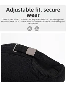 Detail der verstellbaren Metallschnalle und des schwarzen Strickstoffs der Herrenmütze