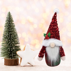 Détail d'un gnome de Noël avec chapeau à paillettes rouges et corps à carreaux
