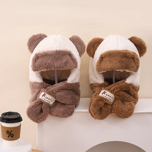 Détail du chapeau panda en peluche avec oreilles d'ours et étiquette tissée