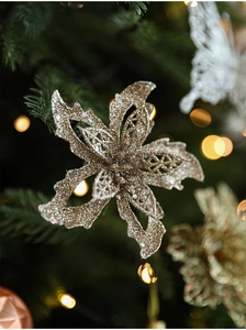 Gros plan détaillé d'une fleur de Noël dorée scintillante avec des pétales creux élégants