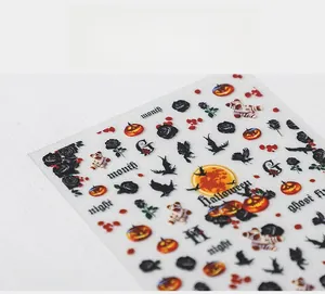 Vue macro de stickers 5D pour ongles d'Halloween avec citrouilles, corbeaux et typographie