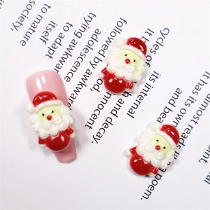 Makro-Detail von Cartoon-Weihnachtsmann-Nagelanhängern aus Harz auf rosa Kunstnagel