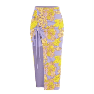 Bikini a vita alta con volant e stampa floreale di peonie viola e gialle per donna
