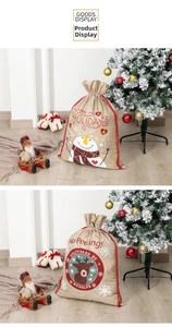 Detail van kerstcadeautassen van jute met motieven van sneeuwpop en rendier