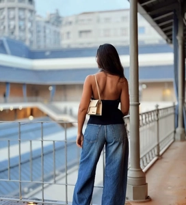 Haut dos nu chic avec détails lacés et dos ouvert dans un décor urbain élégant