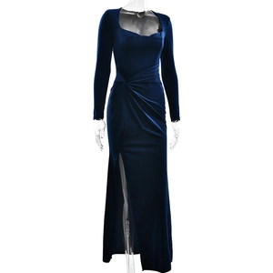 Détails de l'élégante robe en velours bleu marine avec col carré et fronces à la taille