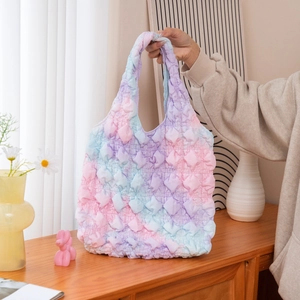 Gros plan du sac fourre-tout à texture pop-corn pastel avec tissu bouffant 3D doux