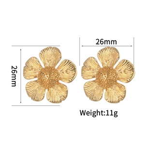 Retro 18K gold plated stainless steel flower earrings with brushed texture, 26mm size
