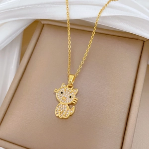 Dettaglio della collana con ciondolo a gatto dorato con strass scintillanti nella scatola