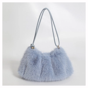 Détail d'un sac à épaule en fausse fourrure bleue avec texture plissée et lanière nouée