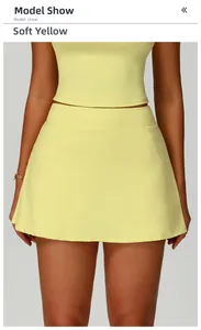 Détail d'une jupe de sport jaune beurre avec short intégré et poche latérale