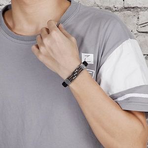 Bracelet tressé pour homme en cuir noir avec fermoir métallique gris foncé au poignet
