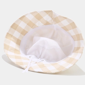 Vue intérieure du chapeau de soleil beige à carreaux avec doublure et liens réglables