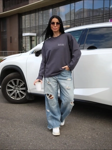 Street style εμφάνιση από βαμβακερό μακρυμάνικο μπλουζάκι με στάμπα και σκισμένο τζιν
