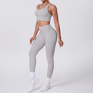 Vue latérale de l'ensemble de yoga gris clair avec legging taille haute et brassière