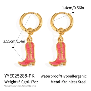Vue détaillée des boucles d'oreilles bottes de cowboy roses en acier doré 18 carats