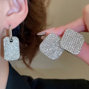 Set collana e orecchini quadrati eleganti in argento con pavé di zirconi brillanti