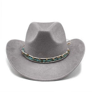 Détail d'un chapeau de cowboy gris en daim avec bande ethnique turquoise et chaîne argent