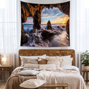 Détail de la tapisserie bohème de grotte au coucher du soleil au-dessus d'un lit en bois