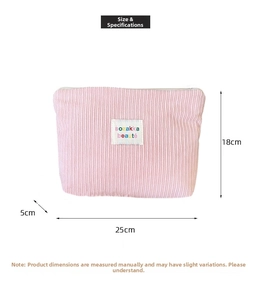 Detailed view of the pink corduroy makeup bag with 25x18x5cm dimensions and logo label