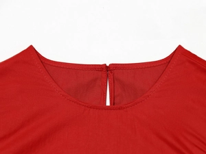 Détail du col rond d'une robe rouge montrant les coutures soignées et la petite fente