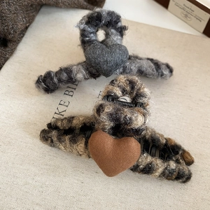 Pinces à cheveux en forme de cœur en peluche grise et marron pour un style hivernal