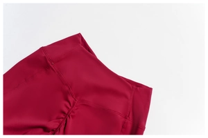Gros plan du legging de yoga rouge foncé montrant les coutures plates et la taille