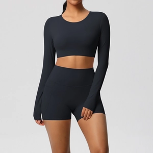 Detail van zwarte yoga shorts met hoge taille en functionele zijzakken voor kleine spullen