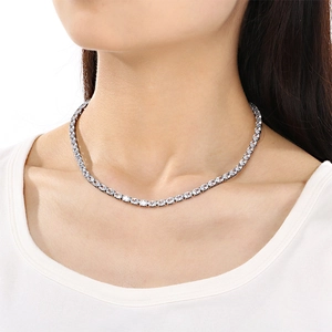 Gros plan d'un collier tennis luxueux en argent avec zircons brillants sur un modèle