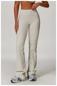 Détail d'un pantalon de yoga évasé à taille haute avec coutures renforcées et fini mat