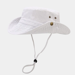 Detalle del sombrero de sol blanco de ala ancha con ojales de metal y botones a presión