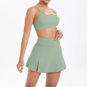Détail de la brassière de sport verte et jupe de tennis à taille haute avec fente latérale