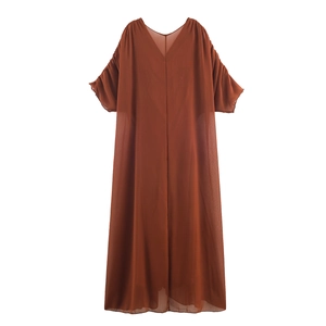 Detaillierte Nahaufnahme des braunen V-Ausschnitt Maxikleides mit Plissee-Chiffon